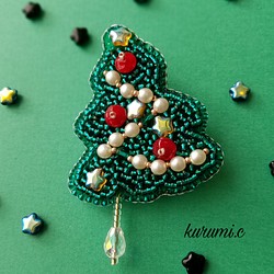 クリスマスツリーのビーズ刺繍ブローチ 1枚目の画像