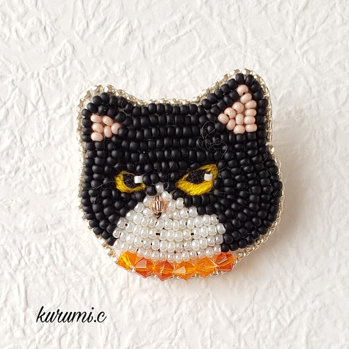 マスクマンな猫さんのビーズ刺繍ブローチ ブローチ kurumi.c 通販 
