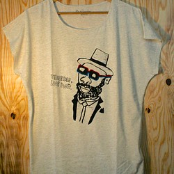「THINK RICH, LOOK POOR」手刺繍ドルマンスリーブレディースTシャツ 1枚目の画像
