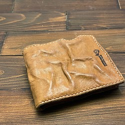ウォッシュド加工の牛革二つ折り財布 1枚目の画像