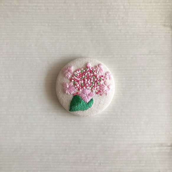 ガクアジサイの刺繍ブローチ［ピンク］ ブローチ tumugi 通販｜Creema