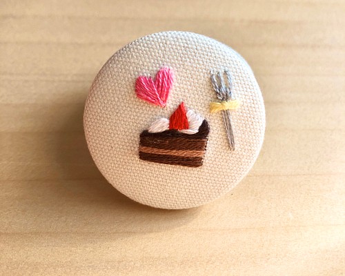 チョコレートケーキの刺繍ブローチ ブローチ tumugi 通販｜Creema