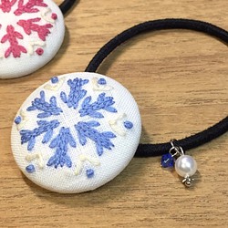 雪の結晶の手刺繍ヘアゴム・ブローチ(1) 1枚目の画像
