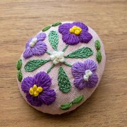 レトロなお花の手刺繍ブローチ 1枚目の画像