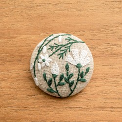 お花とつぼみの手刺繍ブローチ 1枚目の画像