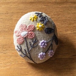 野の花の手刺繍ブローチ 1枚目の画像