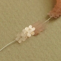.04 糸通し 花型スパングル(パイエット) φ5ミリ リュネビル刺繍・オートクチュール刺繍 1枚目の画像