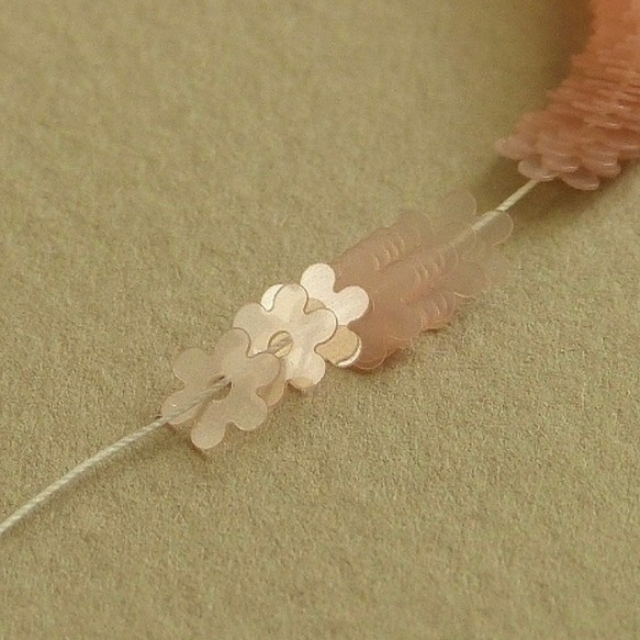 .04 糸通し 花型スパングル(パイエット) φ5ミリ リュネビル刺繍・オートクチュール刺繍 1枚目の画像