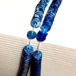 GU2035 φ4ミリ 糸通し 型押し平型スパングル(ギローシェ) ブルー　リュネビル刺繍・オートクチュール刺繍 1枚目の画像