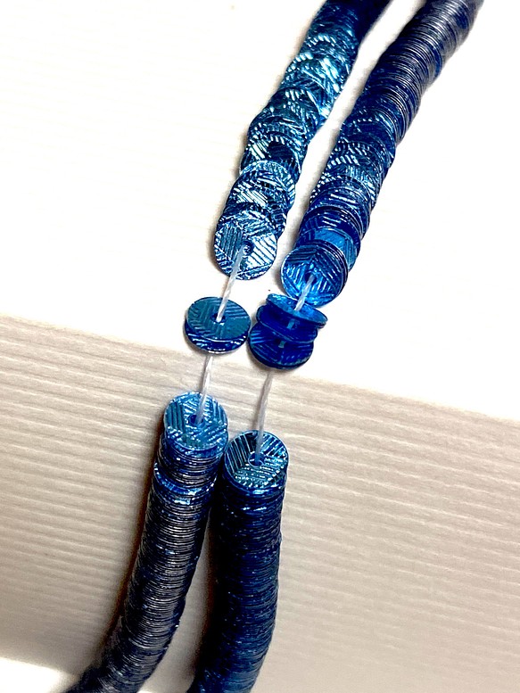 GU2035 φ4ミリ 糸通し 型押し平型スパングル(ギローシェ) ブルー　リュネビル刺繍・オートクチュール刺繍 1枚目の画像