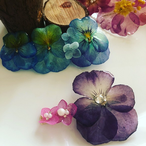 ビオラと紫陽花のヘアクリップ 1枚目の画像