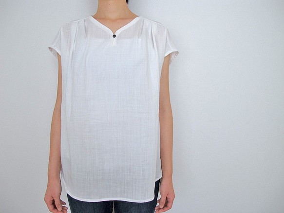 ダブルガーゼ（綿100％）のフレンチスリーブシャツ（ホワイト） 1枚目の画像