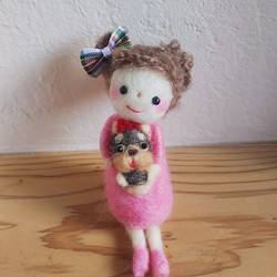 羊毛フェルト キョトン顔のヨークシャーテリアと女の子 ハンドメイド ドール 1枚目の画像
