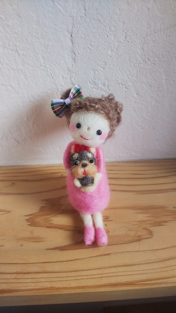 羊毛フェルト キョトン顔のヨークシャーテリアと女の子 ハンドメイド ドール 1枚目の画像
