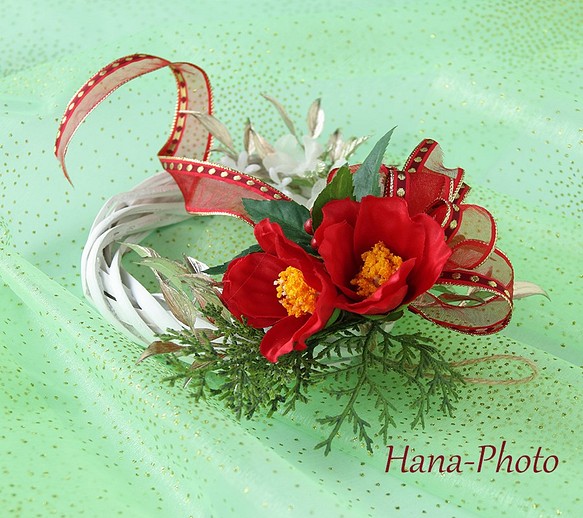 受注後制作 エレガントなリボンと赤い椿の冬リース (リース台：直径 15㎝）　  (206) 1枚目の画像