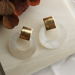 <t1>方形金屬板和開口的圓形貝殼耳環或耳環 第1張的照片