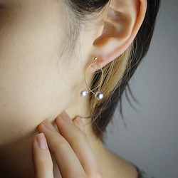 我改變了頁面<n_h2>[耳環（樹脂無孔）] 14kgf ◇ 帶珍珠形金屬絲穿孔耳環的耳環 第1張的照片