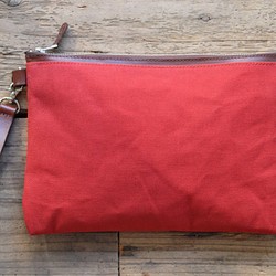 帆布とヌメ革のクラッチバッグ（赤） 1枚目の画像