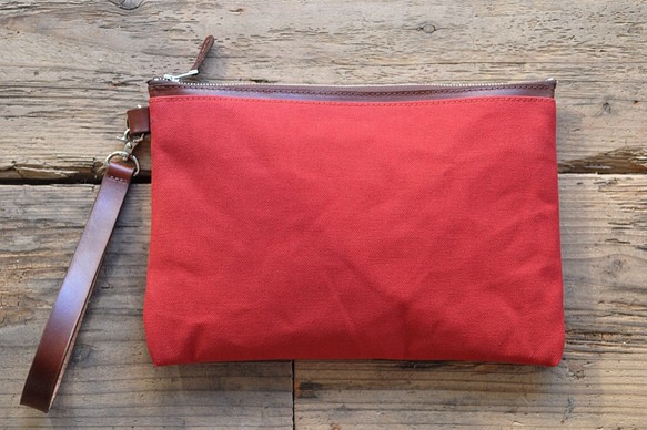 帆布とヌメ革のクラッチバッグ（赤） 1枚目の画像
