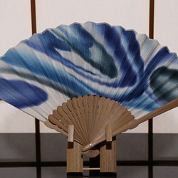 手繪絹扇“藍色旋風”（男子手持一件） 第1張的照片
