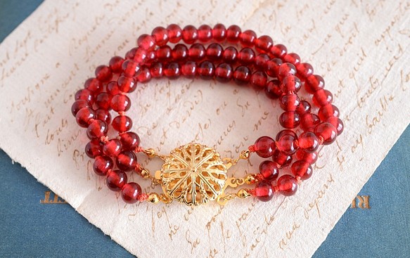 VINTAGE Red Glass Beads Filigree 3 Strand Bracelet 第1張的照片