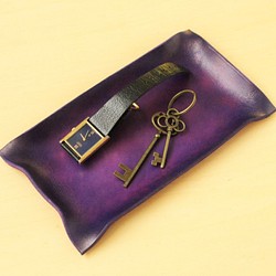 アンティークチックなレザートレイ【名入れ可】ヌメ革を手染めしました 紫・パープル 1枚目の画像