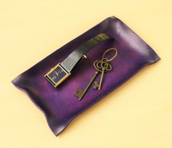 アンティークチックなレザートレイ【名入れ可】ヌメ革を手染めしました 紫・パープル 1枚目の画像