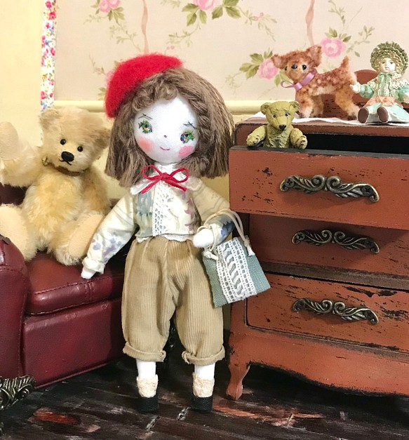 ハンドメイドドール 布人形 赤いベレー帽の女の子 人形 のんびり猫 通販 Creema クリーマ ハンドメイド 手作り クラフト作品の販売サイト