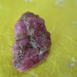 ★天然ルビーの原石（ミャンマー　モゴク産）－５　（非加熱ルビー） 1枚目の画像