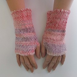 ふわっと暖かい手染め手紡ぎ糸を使った手織りハンドウォーマー 　赤～ピンク 1枚目の画像