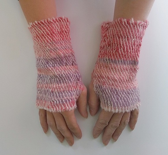 ふわっと暖かい手染め手紡ぎ糸を使った手織りハンドウォーマー 　赤～ピンク 1枚目の画像