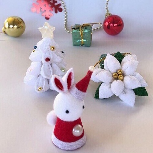 白 ポインセチア うさぎ クリスマスツリー サンタ つまみ細工 １２月 X Mas ちりめん細工 可愛い かわいい つ 人形 あおい 通販 Creema クリーマ ハンドメイド 手作り クラフト作品の販売サイト