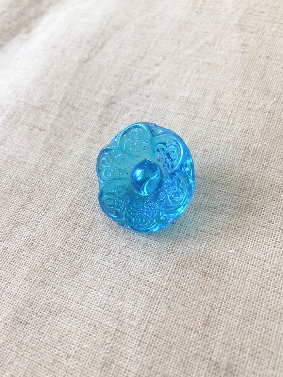 花の形のキラキラヴィンテージガラスボタン（青、22mm） 1枚目の画像