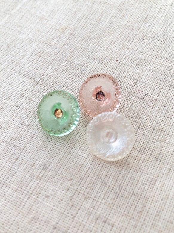 小さな繊細なガラスボタンの３つセット（カラー3） 1枚目の画像