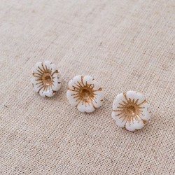小さな花のヴィンテージガラスボタン（white12mm) 1枚目の画像