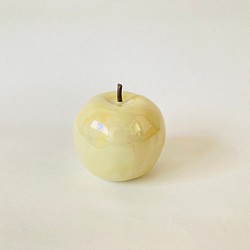 ラスター彩　ピカピカのクリームイエローのりんご 1枚目の画像