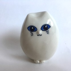 藍眼睛白貓雕像陶器 第1張的照片