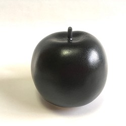 黒マットのリンゴ 1枚目の画像