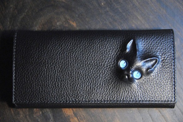 黒猫の長財布（表革：VACCHETTA800、仮セット猫目：ブルーeyes）約265ｇ 猫目選べます♪ 1枚目の画像
