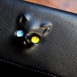 黒猫の長財布 （内装：炭黒）約244ｇ  シボ革　猫目選べます♪ 1枚目の画像