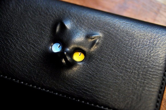 黒猫の長財布 （内装：炭黒）約244ｇ  シボ革　猫目選べます♪ 1枚目の画像
