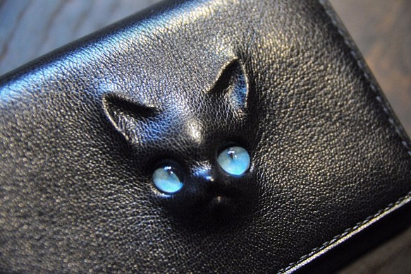 黒猫の長財布  （革：ALRAN社、内装：ダークグレー／ブラック）約220ｇ  猫目選べます♪ 1枚目の画像