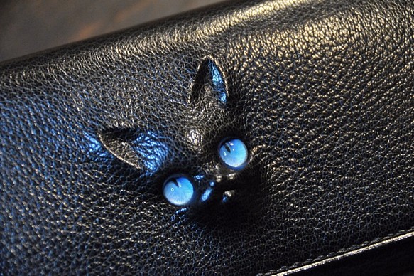 黒猫の長財布  （革：ALRAN社、内装：ダークグレー／ブラック）約225ｇ  猫目選べます♪ 1枚目の画像
