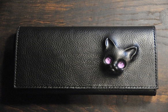 黒猫の長財布（表革：VACCHETTA800、仮セット猫目：パープル） 約214ｇ  猫目選べます♪ 1枚目の画像