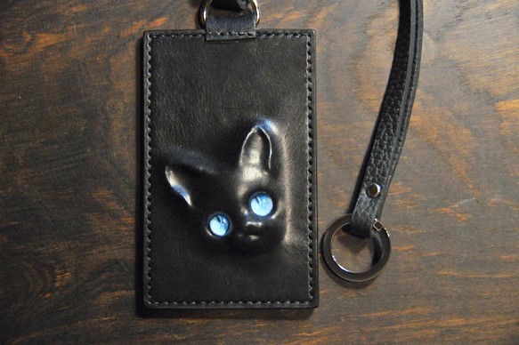 黒猫のパスケース  約62ｇ（表革：イタリア VACCHETTA800、仮セット猫目：ブルー）猫目選べます♪ 1枚目の画像