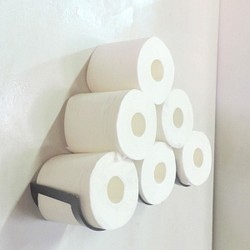衛生間內部出租可存儲在牆上或可放在牆上的儲物櫃鐵製廁紙架三層Costco 第1張的照片