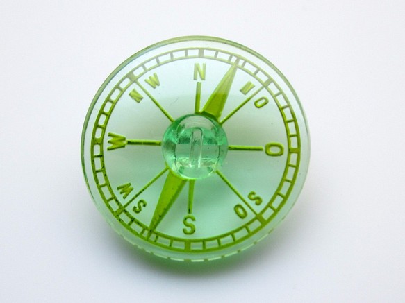 チェコのボタン　クリア薄緑の方位計 1枚目の画像