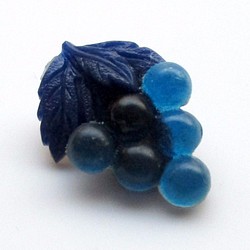 ヴィンテージのボタン　青い葡萄 1枚目の画像
