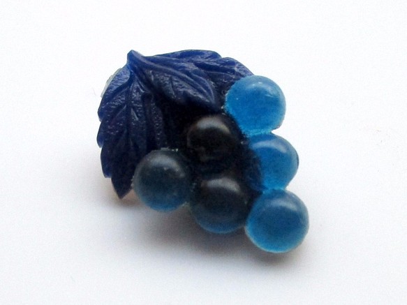 ヴィンテージのボタン　青い葡萄 1枚目の画像