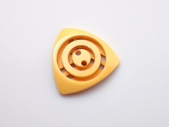 ヴィンテージのプラスティックボタン　クリーム色の三角 1枚目の画像